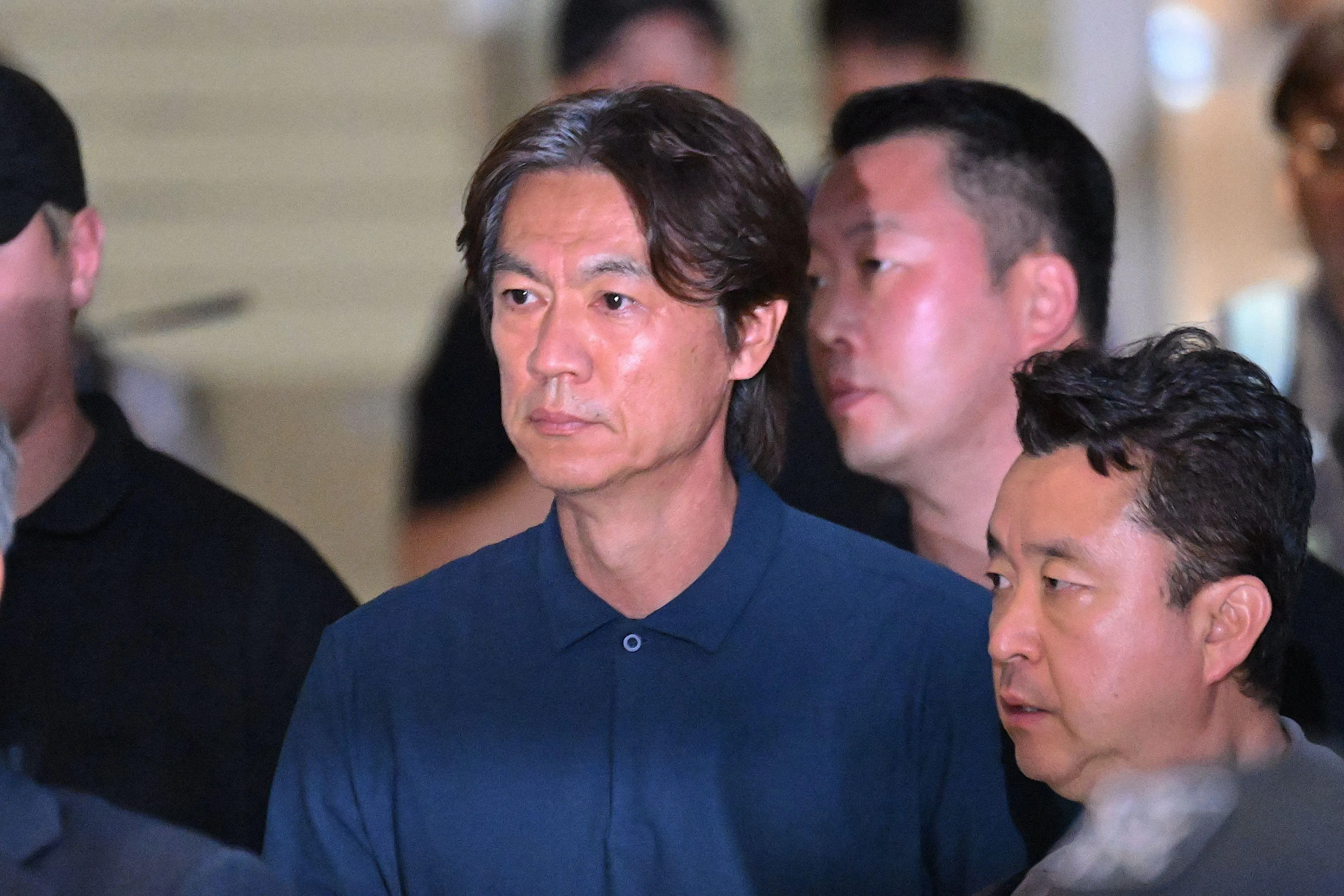 韩国主帅洪明甫（中）说，对国家队的出局负全部责任。（法新社档案照片）