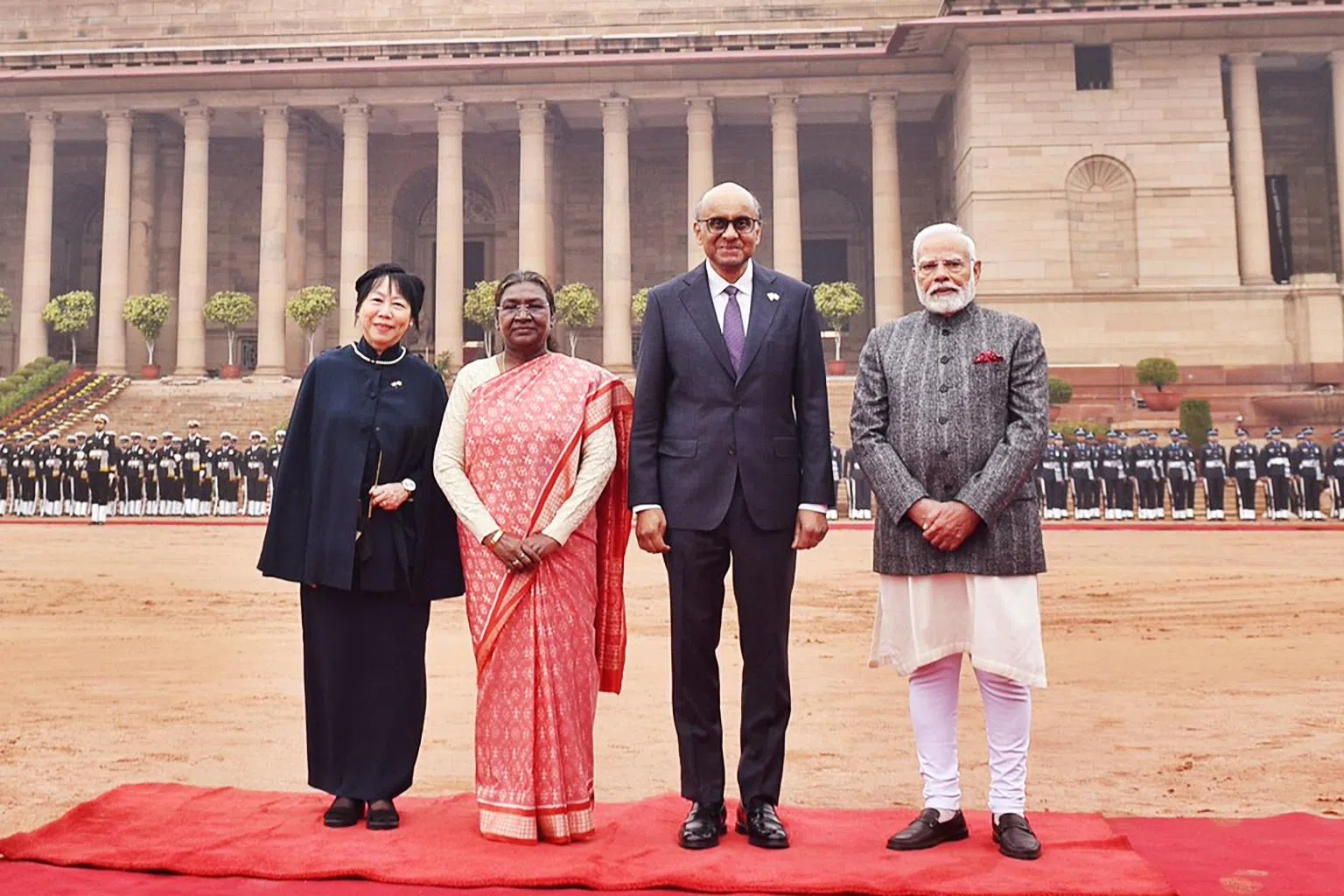 2025年1月16日，印度总统穆尔穆（左二）与印度总理莫迪（右一）在印度总统府前庭欢迎新加坡总统尚达曼及夫人珍一藤木。（印度驻新加坡高级专员公署提供）
