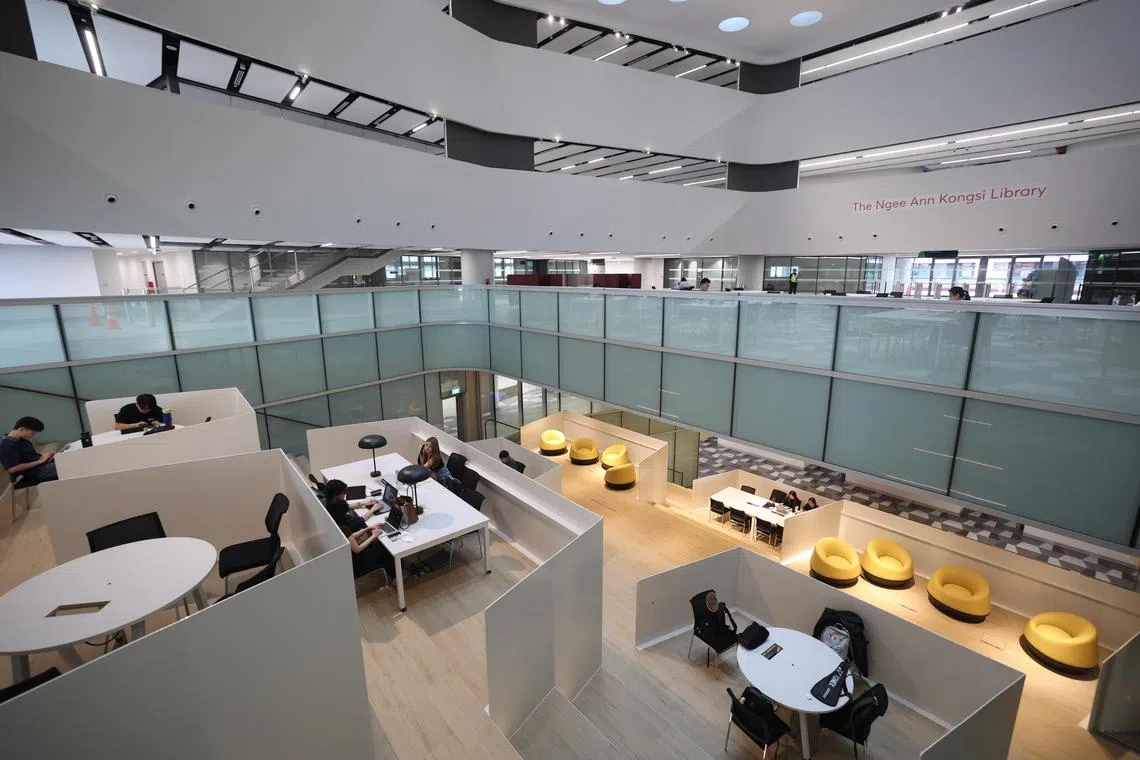 设在新加坡理工大学西区校园的图书馆已开放给学生使用，为他们提供一个舒适的温书环境，馆内只差标识“义安公司图书馆”的牌子未正式挂上。（郑一鸣摄）
