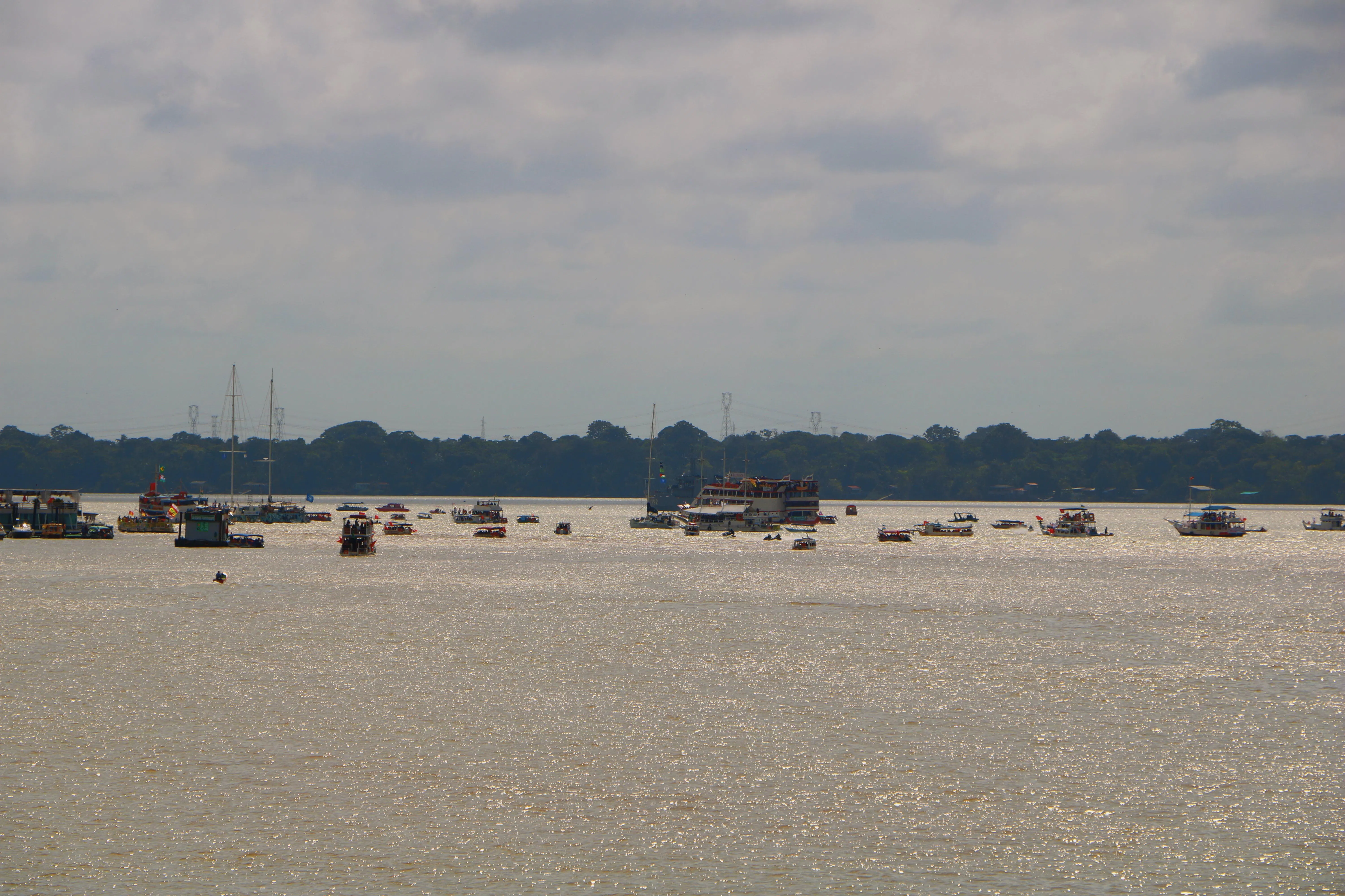 200多艘船只在巴西贝伦沿海，约5000人在气候大会进行之际，在海上集会向各国领导喊话。（蔡玮谦摄）