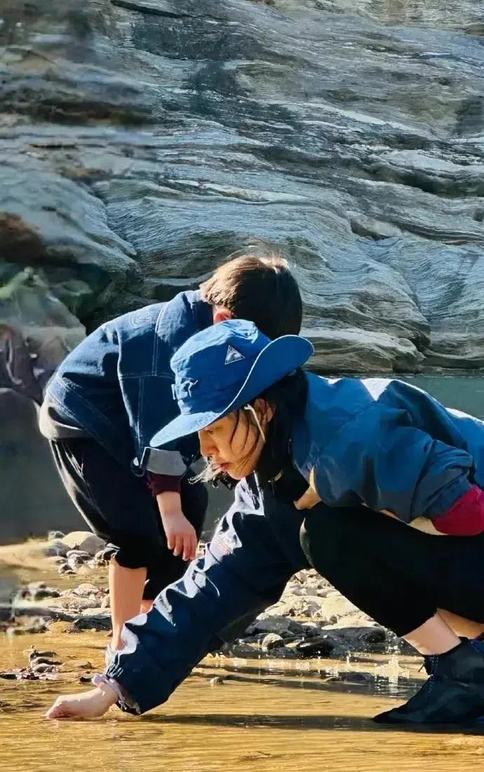 白百何母子在公园玩耍时，让年约5岁的小儿子在室外解决尿急问题，引起争议。（互联网）