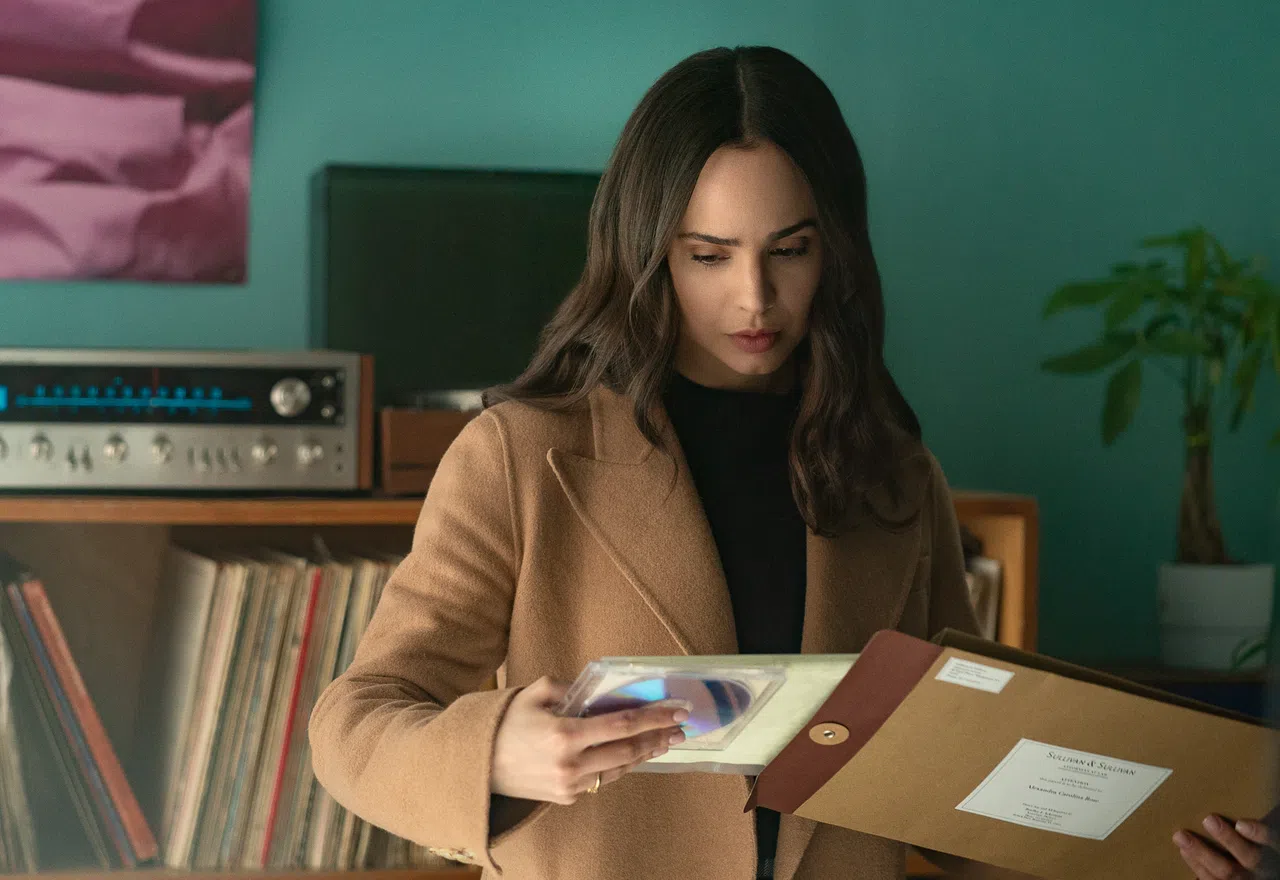 《生命清单》的女主在失去母亲后，收到一份临终遗嘱。唯有完成自己13岁时写下的人生清单，她才能继承遗产。（Netflix提供）