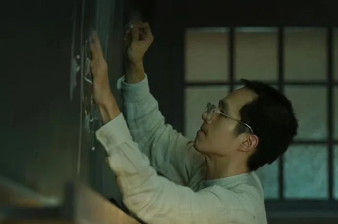 刘昊然戏里戏外都有数学天分。（取自电影《解密》官方微博）