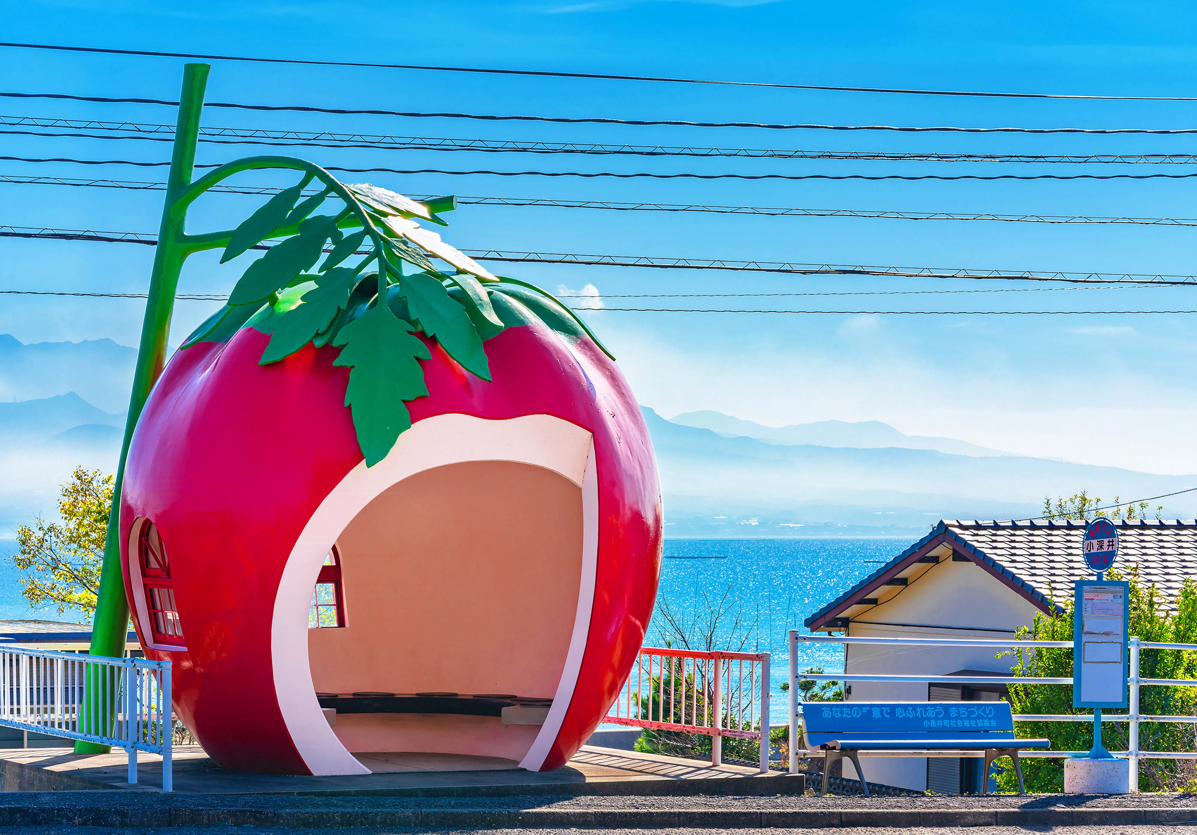 长崎县有五款水果造型巴士站，可通过站内面海的窗口眺望周边美丽的海景。（蓝天游摄）