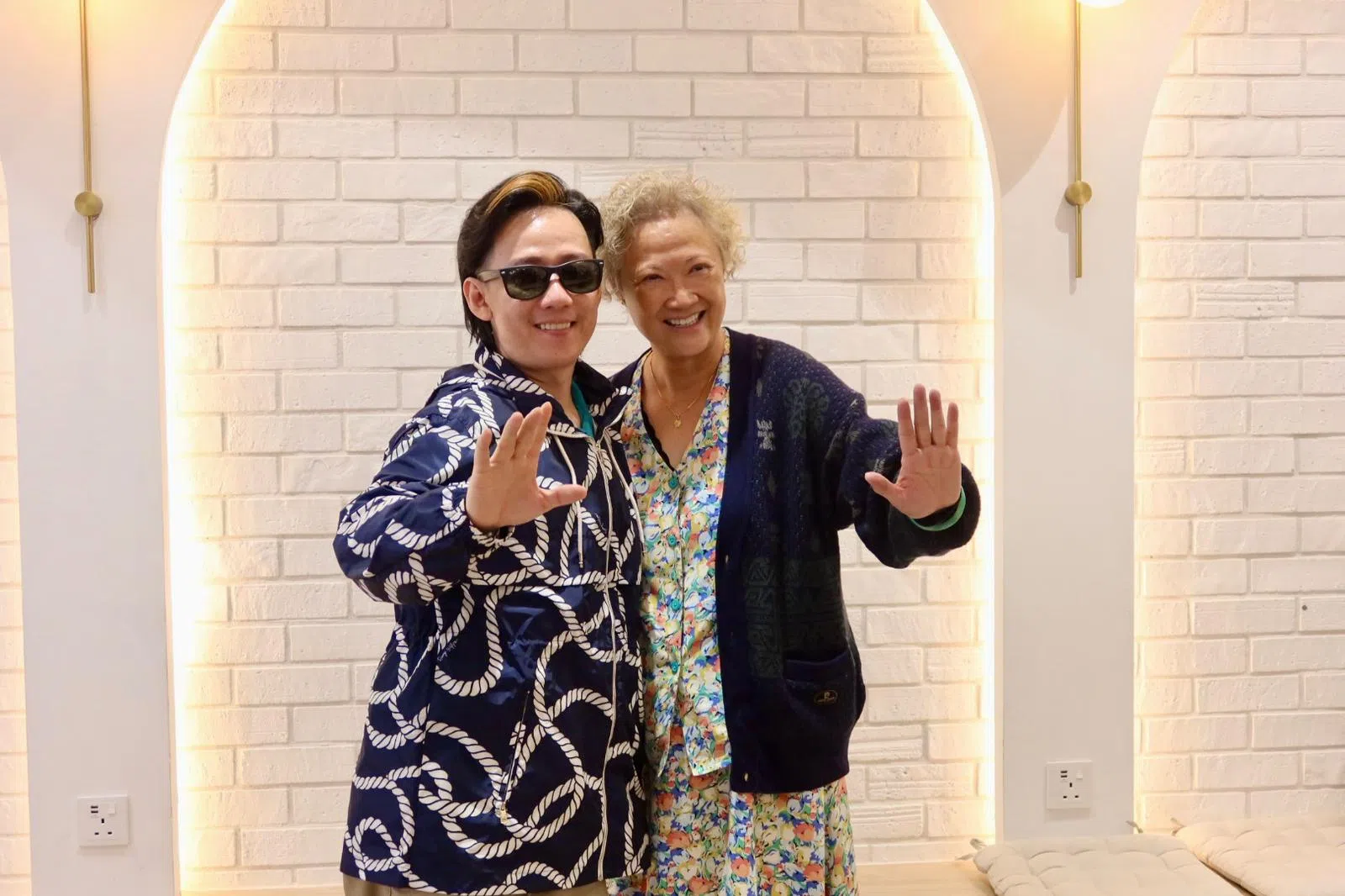 洪慧芳（右）和阿牛首次合作就演母子。（新艺经纪提供）