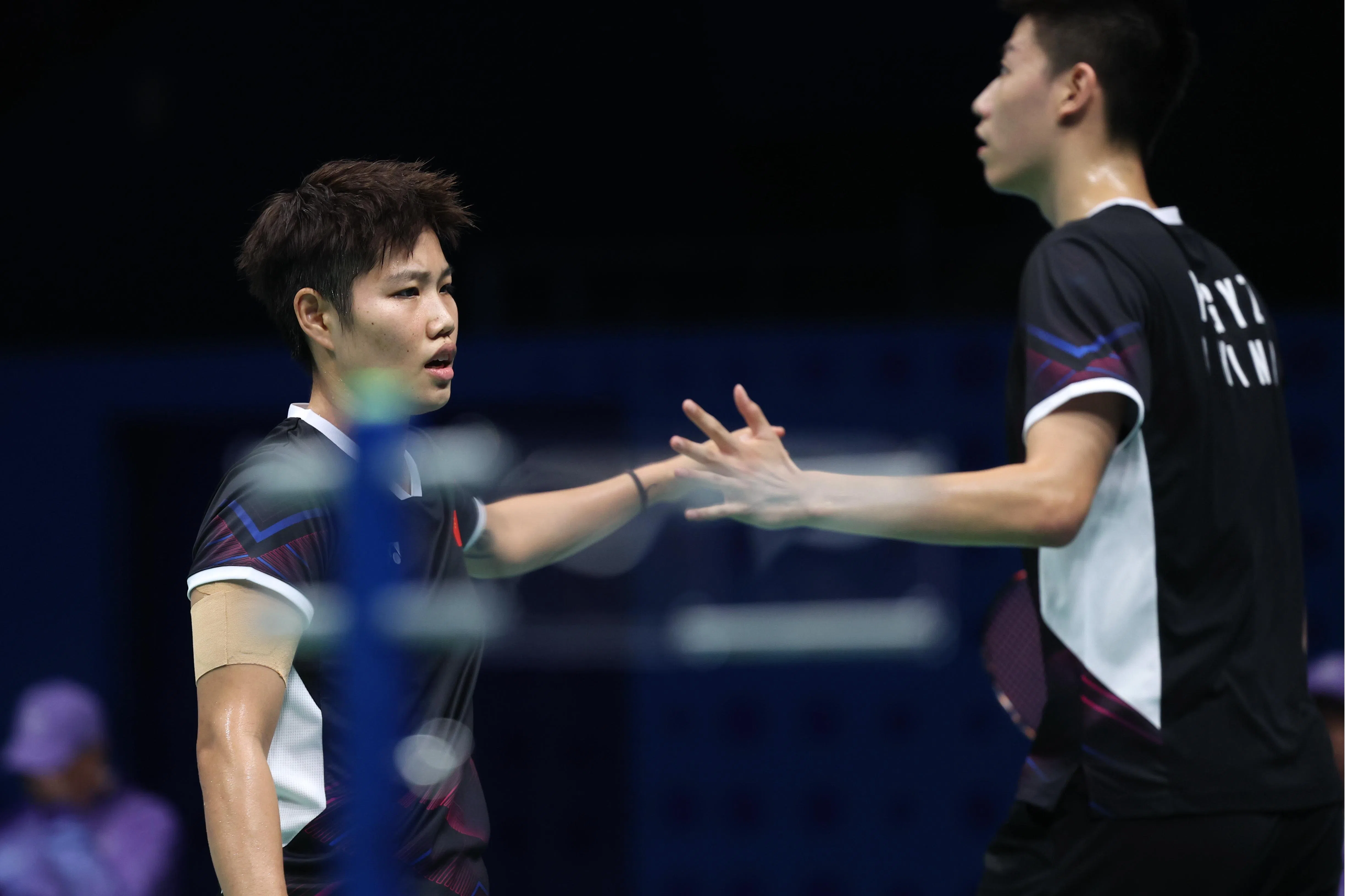 中国选手黄东萍（左）和冯彦哲在丹麦公开赛夺冠后，止步法国公开赛首圈。（新华社）