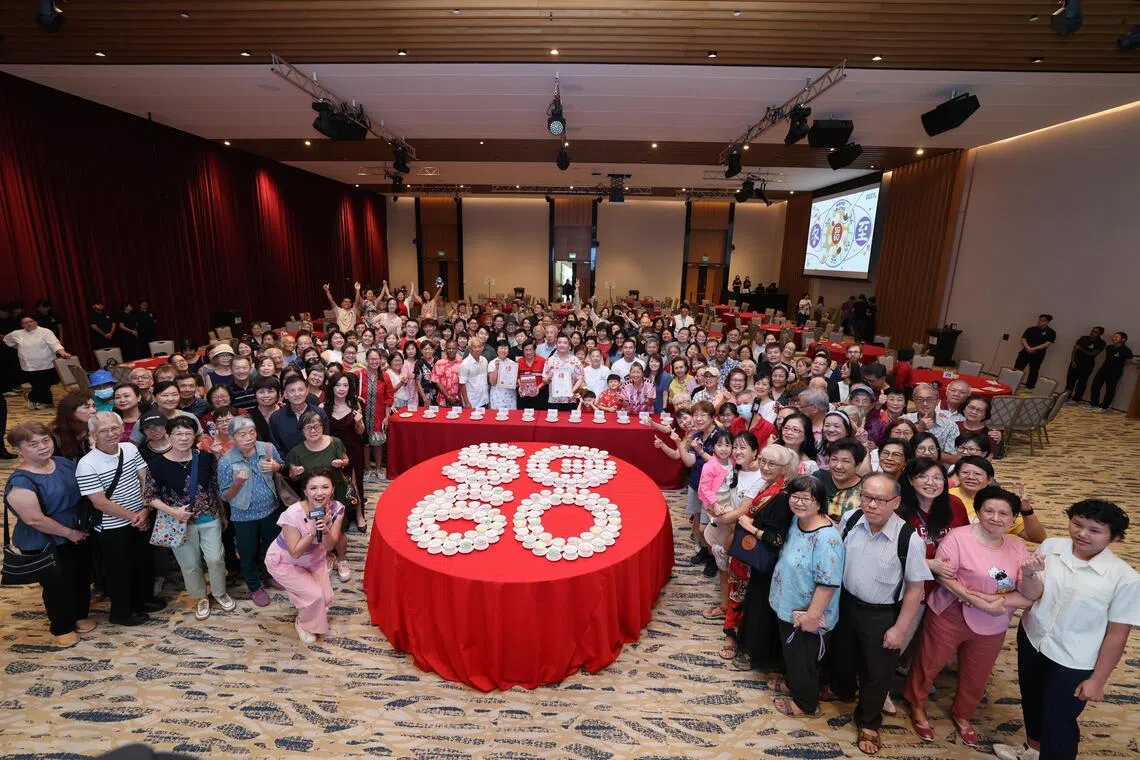 约200人现场制作出12种不同口味的汤圆，创下“单一活动中制作出种类最多汤圆”和“汤圆碗组成最大的SG60标志”两项新加坡纪录。（梁麒麟摄）