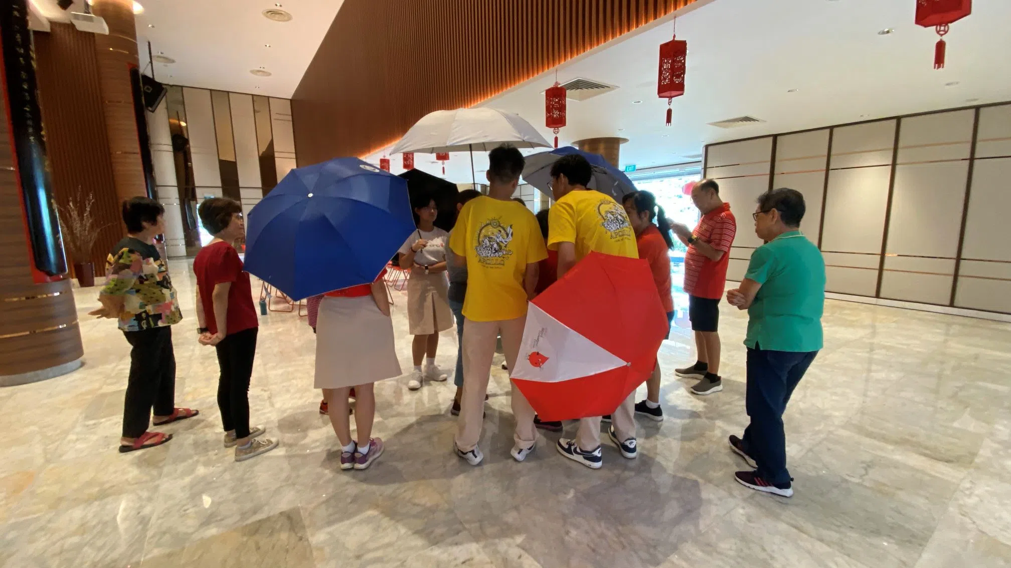 学生和年长者手撑雨伞，认真为歌曲《一支小雨伞》彩排。（作者提供）