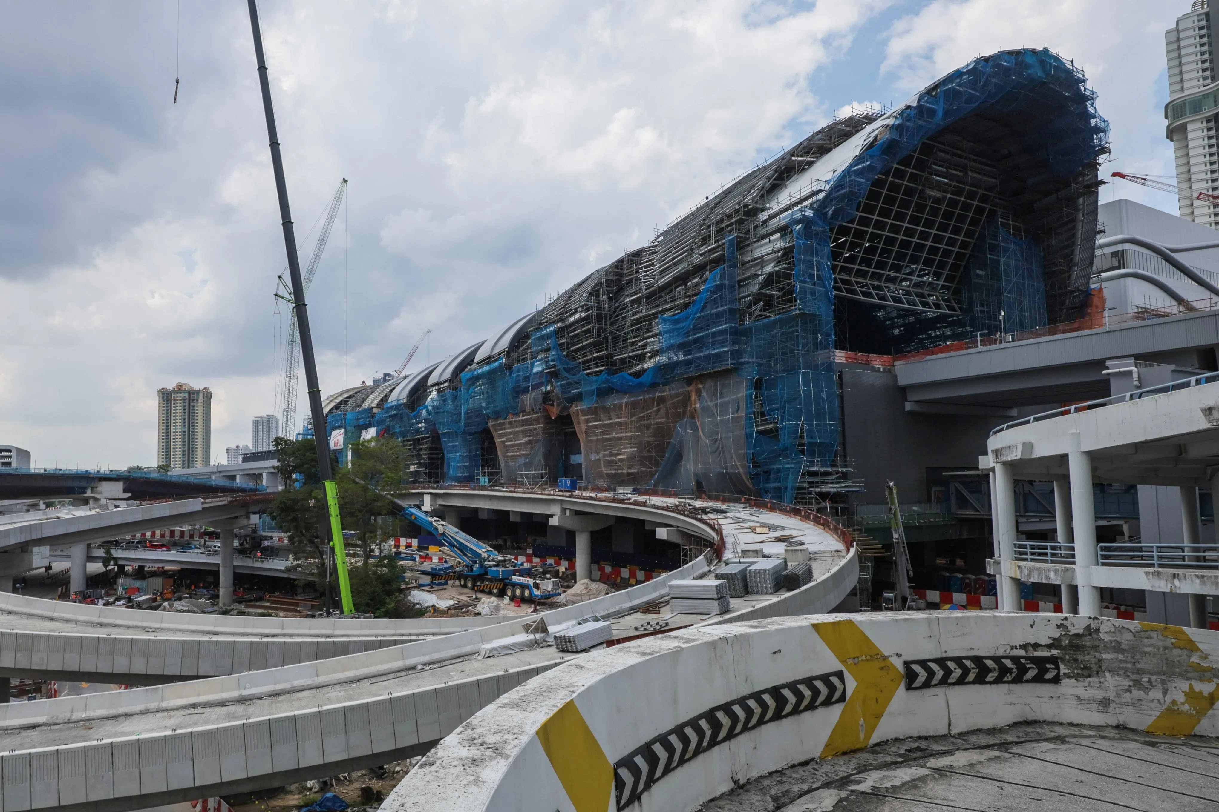 外界普遍关注新柔地铁开跑后武吉查卡站周围的交通疏导问题。（海峡时报）