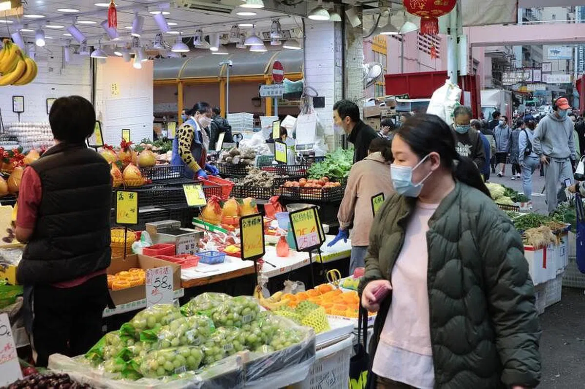 有大陆接驳货车司机在上周五初步确诊，港府发言人说，两地货车司机交接的接驳点需要全面消毒及暂停运作，当日曾停留在接驳点的大陆接驳货车司机也须检疫；深圳市政府周六早上已开设临时接驳点，但因司机的调配关系，当天香港的蔬菜和冰鲜禽肉供应仍会受一定影响。图为铜锣湾宝灵顿道街市。（中通社）
