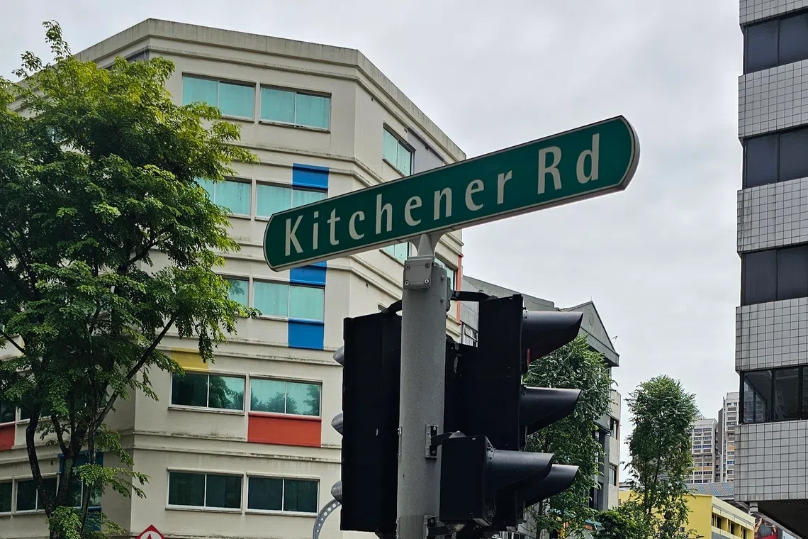 吉真那路有新旧建筑，也有风味各异的美食。（黄亿敏摄）