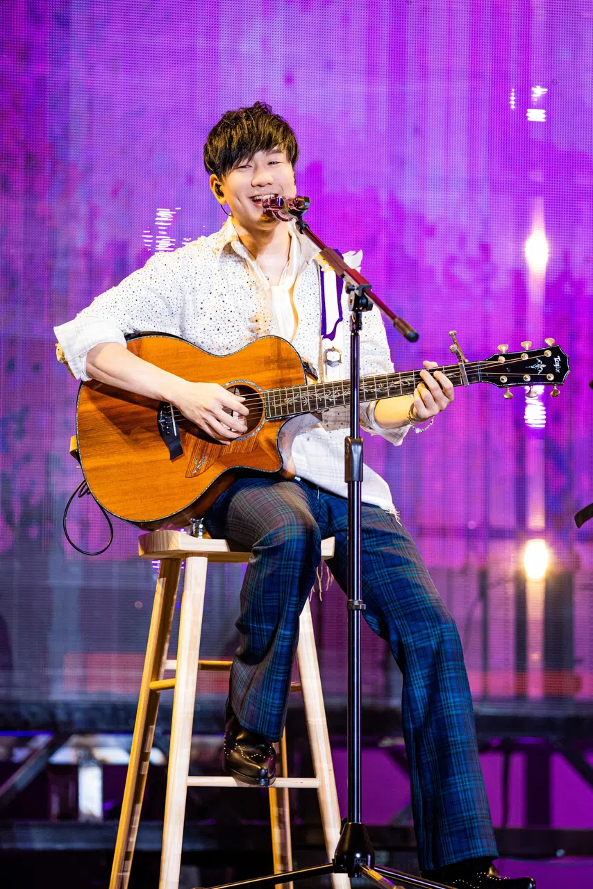 林俊杰现场边弹边唱，带来不少新旧歌曲。（Unusual Entertainment，JFJ Productions提供）