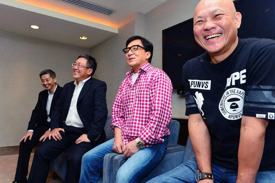 成龙（右二）与新加坡好友兼工作伙伴管伟强（右一）认识29年。（联合晚报）