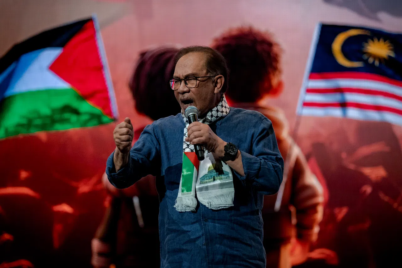 安华在声援巴勒斯坦集会上措辞强烈，批评以色列。（路透社）