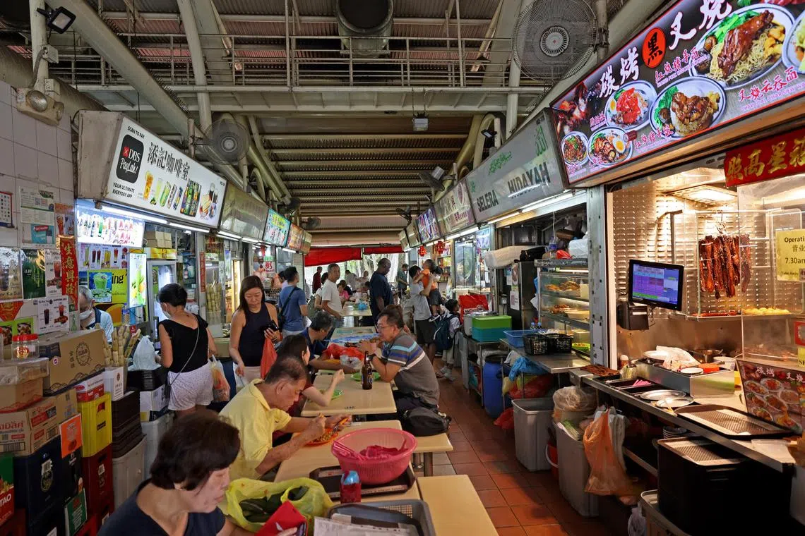 武吉知马熟食中心有各式各样的美食。（龙国雄摄）