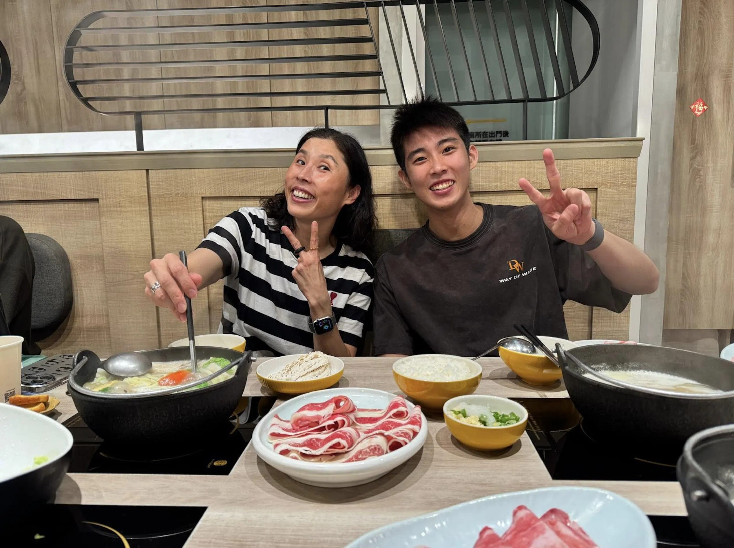 比赛结束后，骆建佑（右）和教练金志炫一起吃饭庆祝。（新加坡羽毛球总会提供）