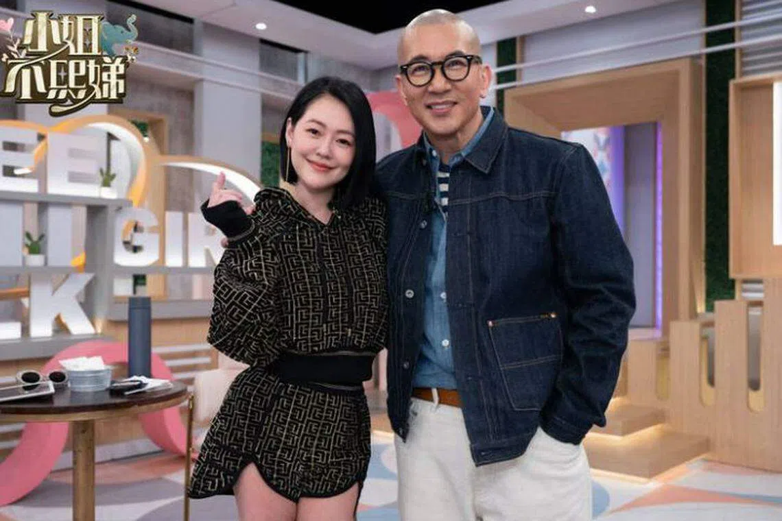 具俊晔（右）在小S（左）的节目上透露大S身体虚弱，被网友认为是先前乱服用药剂所致。（取自互联网）