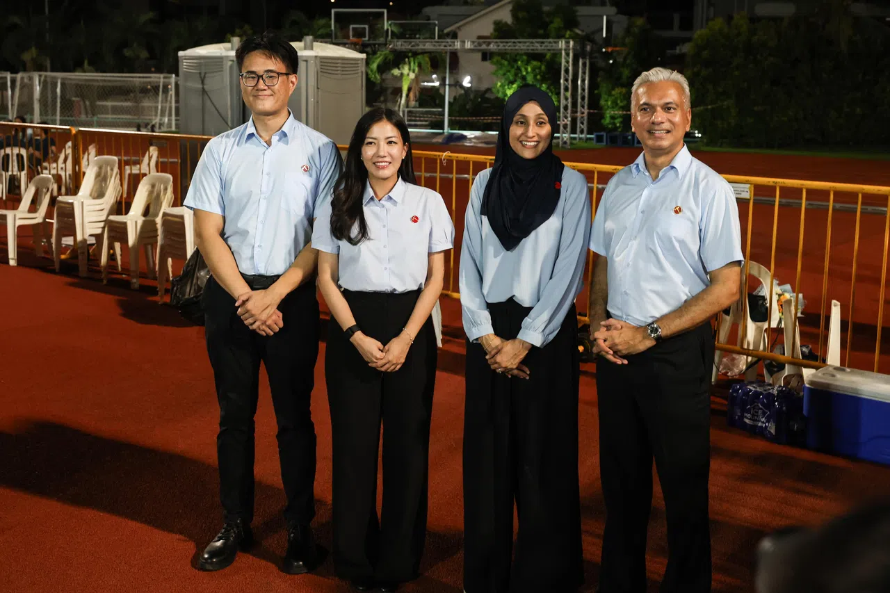 工人党重量级新人贺沛星（右起）与艾莉雅、滕沛源和区致铭组成的新人团队，在榜鹅集选区以44.83%对55.17%的得票率，败给由副总理颜金勇领军的人民行动党团队。（关俊威摄）