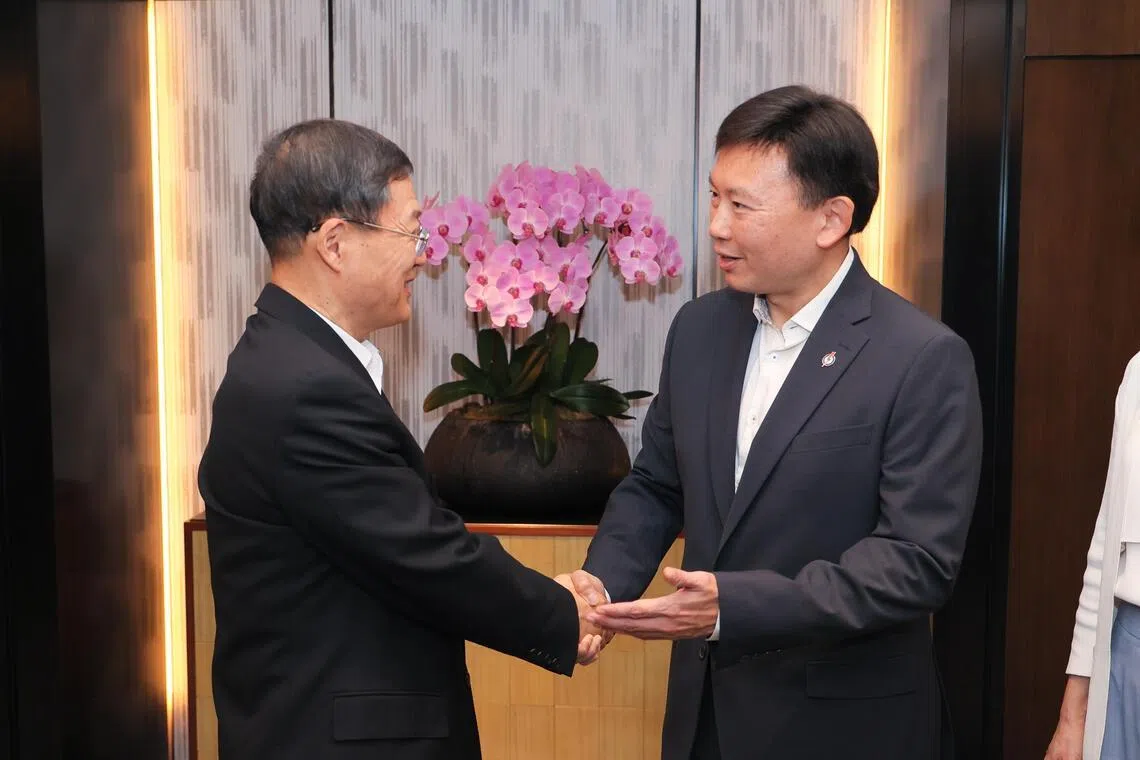 中共中央和国家机关工委分管日常工作副书记郭文奇（左）与担任人民行动党助理财政的国家发展部长徐芳达（右）2月1日会面。（张俊杰摄）