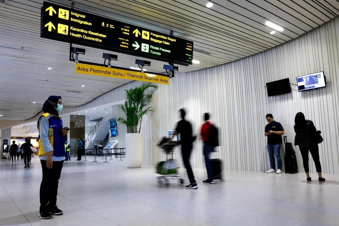 印度确认当地出现立百病毒病例后，印度尼西亚、泰国、马来西亚等国已加强对入境旅客的健康筛查。印尼雅加达苏卡诺哈达国际机场已在入境处设立体温探测器，入境旅客都须接受体温检查。（路透社）