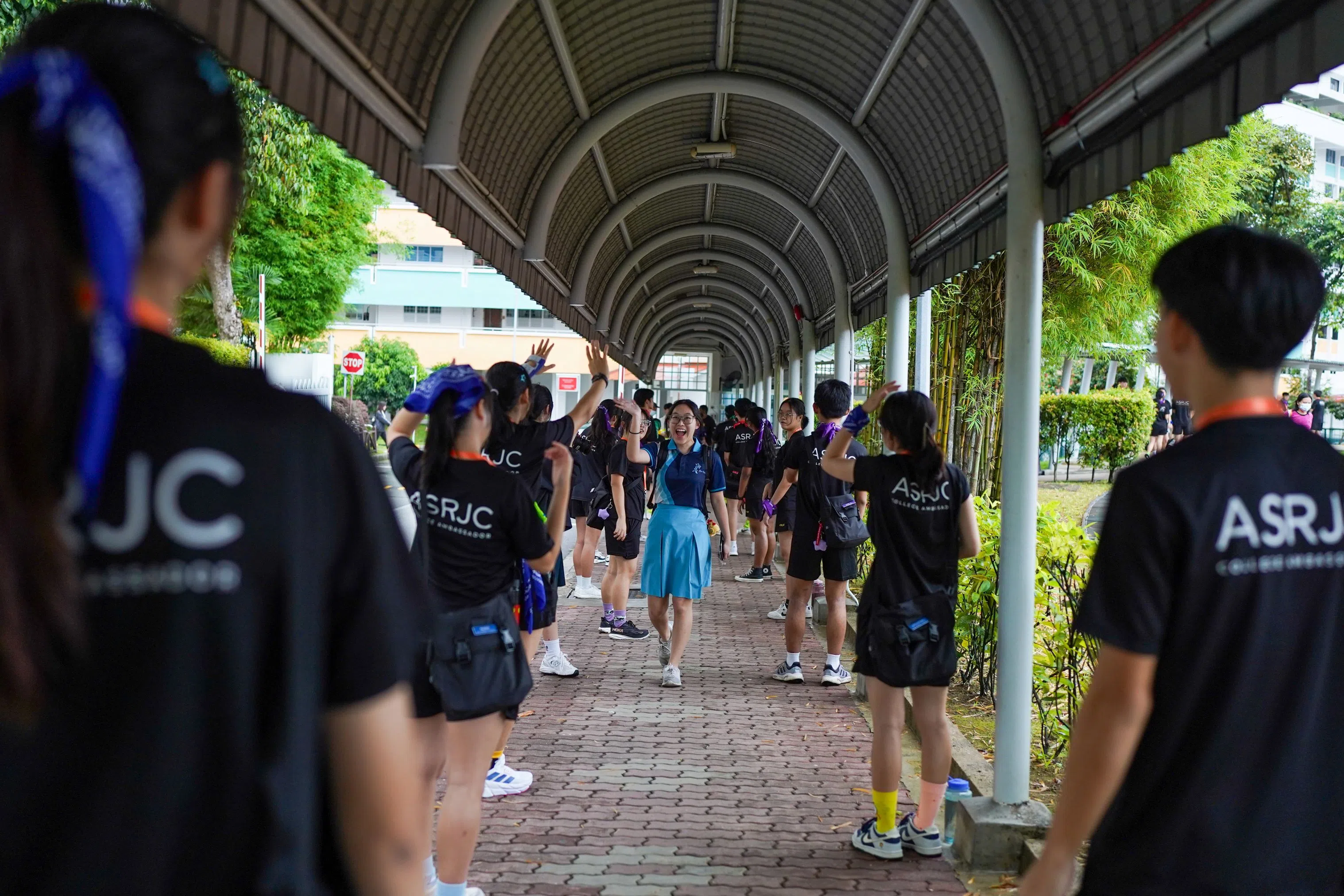 学长学姐一早齐聚校门前，列队热情迎接新生。（安德逊实龙岗初院提供）
