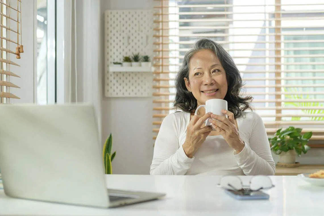想舒缓眼睛疲劳，不必特地买防蓝光眼镜，定时让眼睛休息是更理想的做法。（iStock图片）