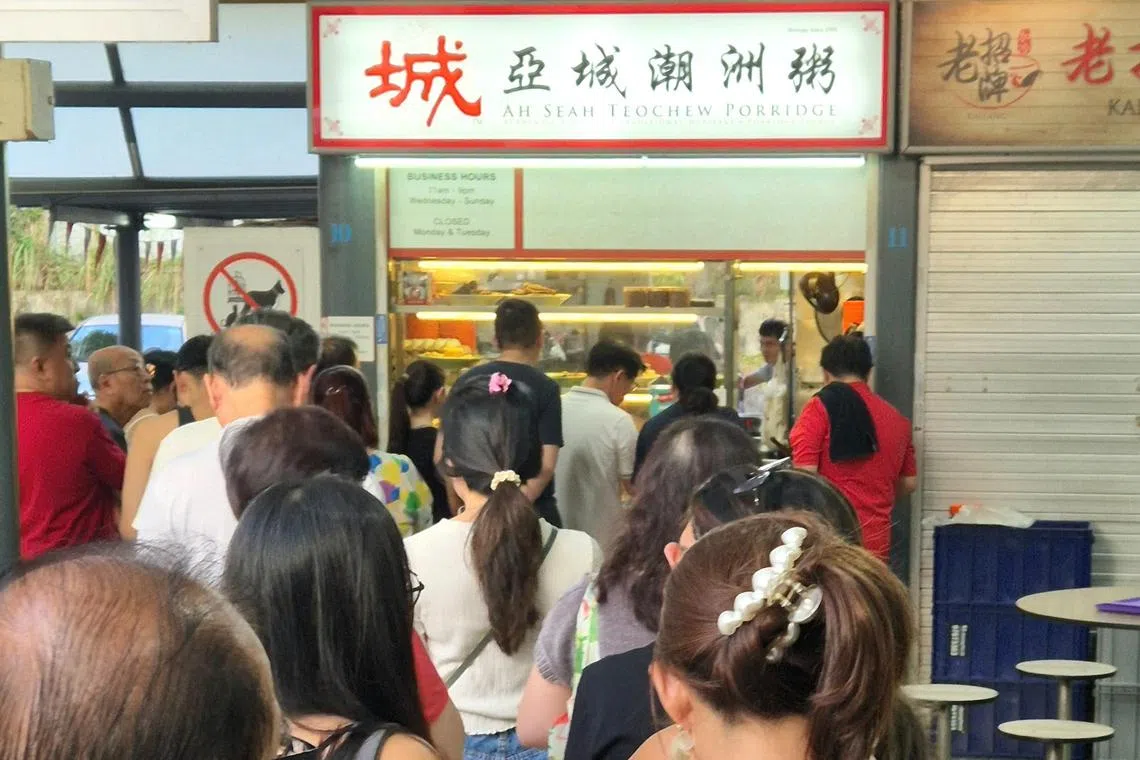 亚城潮州粥今年7月在实龙岗花园熟食中心重开，大排长龙。（陈爱薇摄）