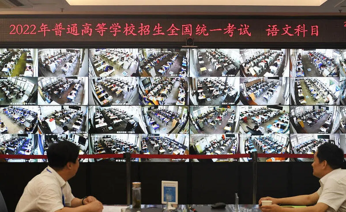 6月7日，在安徽省国家教育考试考务指挥中心，网上巡考监控大屏正在实时显示安徽省各市考点的现场情况。（中新社）