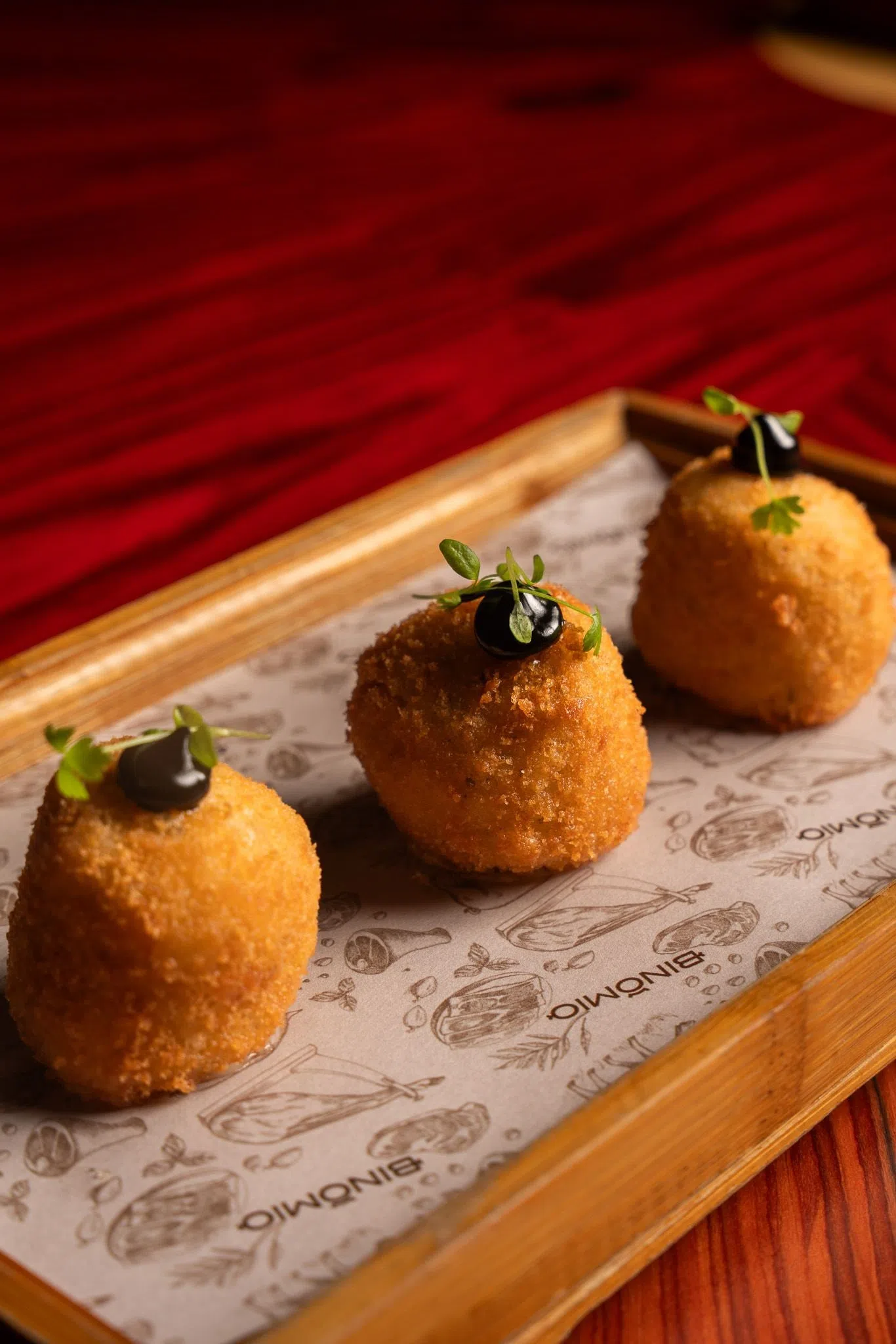 西班牙餐馆Binomio的炸丸子，适合配酒下菜。（餐馆提供）