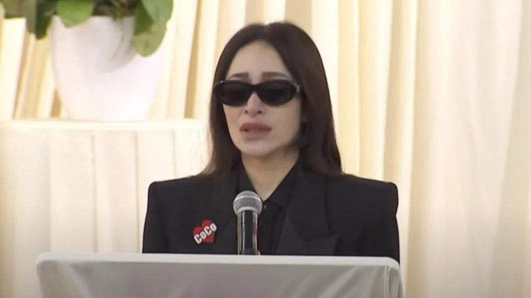 萧亚轩在致词时痛哭失声。（互联网）