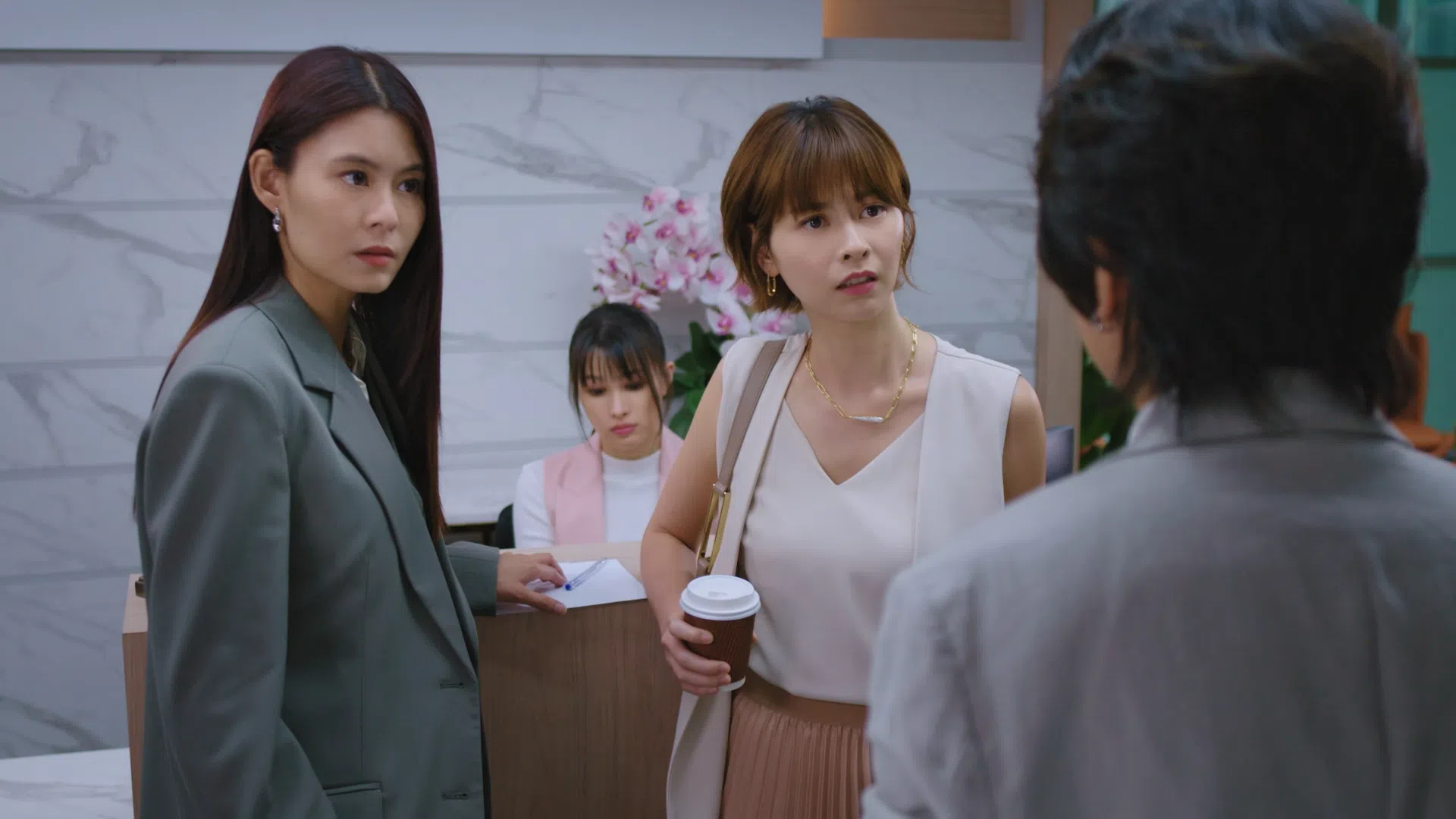 陈楚寰（左）与何盈莹在《最佳遗产》饰演律师。（新传媒提供）