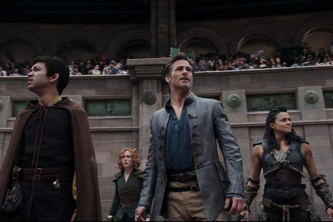 克里斯派恩（前排右）在《龙与地下城：盗贼荣耀》招兵买马组成侠盗联盟夺取遗失的古物。（派拉蒙影业图）