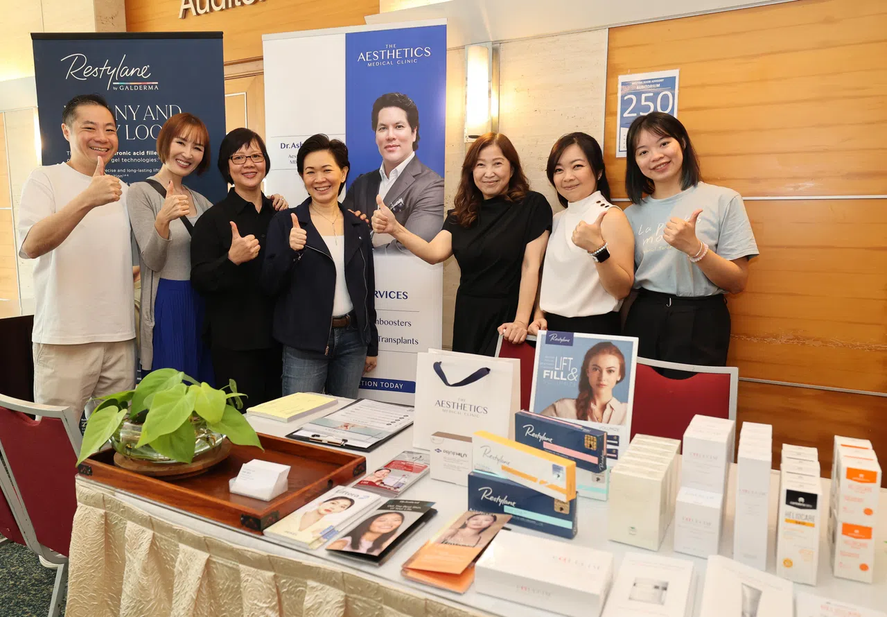 The Aesthetics Medical Clinic董事普什帕·图西达斯认为跟早报合作，举办医生和专家现场互动的讲座，能助医美更普及大众。图为其公司团队于活动展摊上做推广。（邬福梁摄）