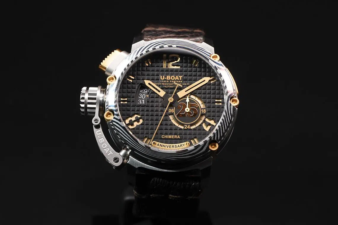 Chimera 25°纪念腕表，左侧配备U-Boat专利18K金表冠护罩系统，右侧刻有限量编号铭牌。（U-Boat提供）