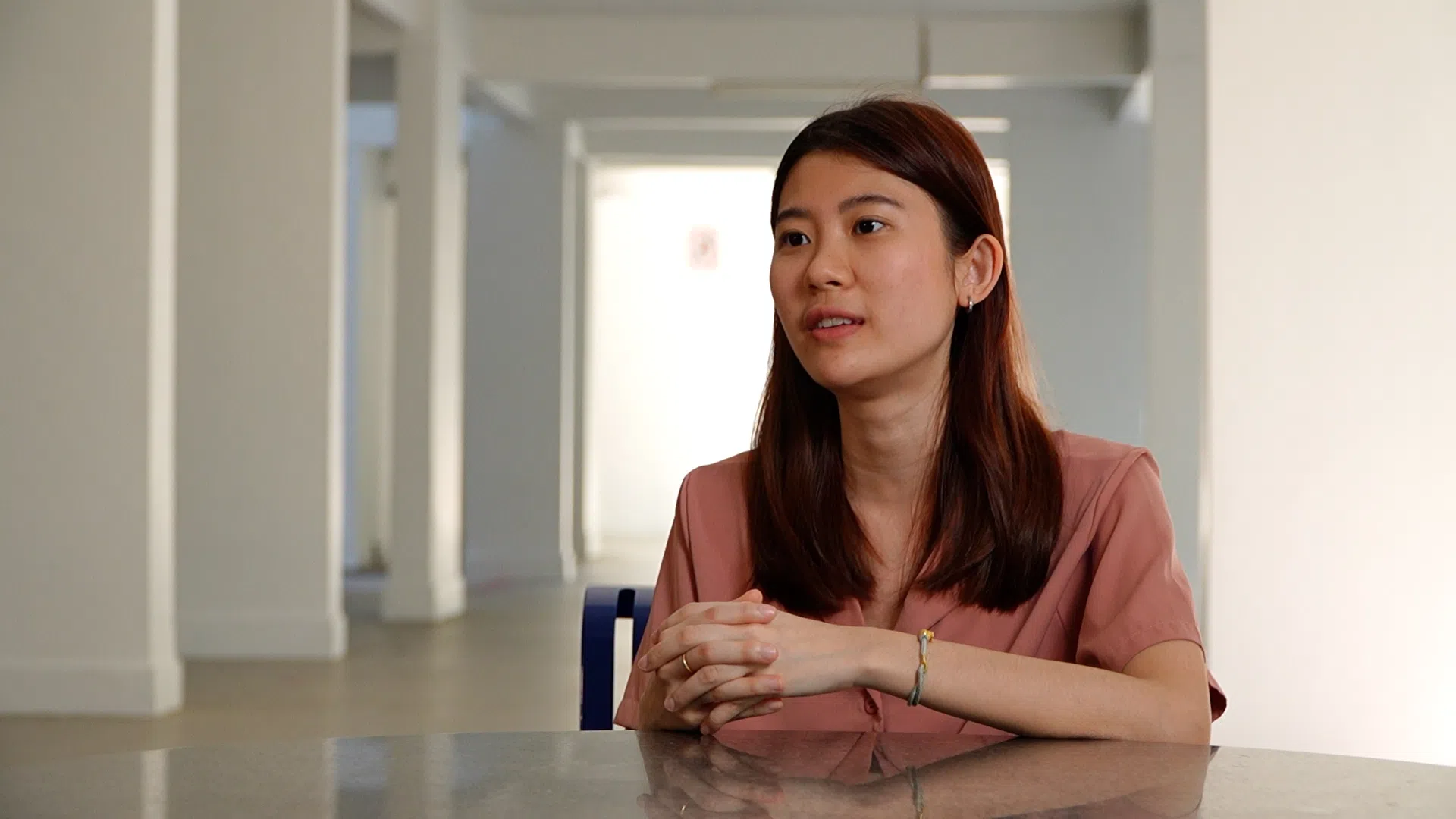 张雪璇目前每个月能存下薪水的30%，比在吉隆坡工作时高。她说，其中一个原因是在新加坡不用缴公积金，另一个很大的原因则是这里的饮食与生活用品开销比吉隆坡来得更可负担。（视频截图）