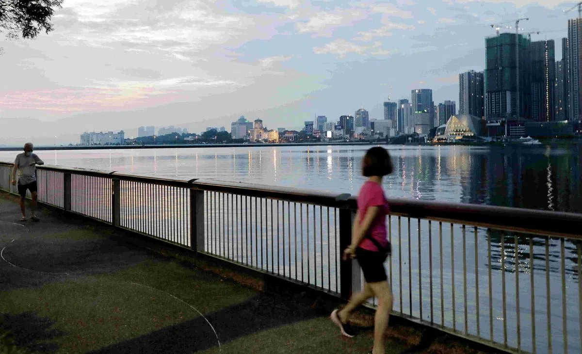 从新加坡兀兰海滨公园遥望新柔长堤，一水之隔，却不能到彼岸。等了将近两年，新马两地终于能在11月29日重开两国边境。（林国明摄）