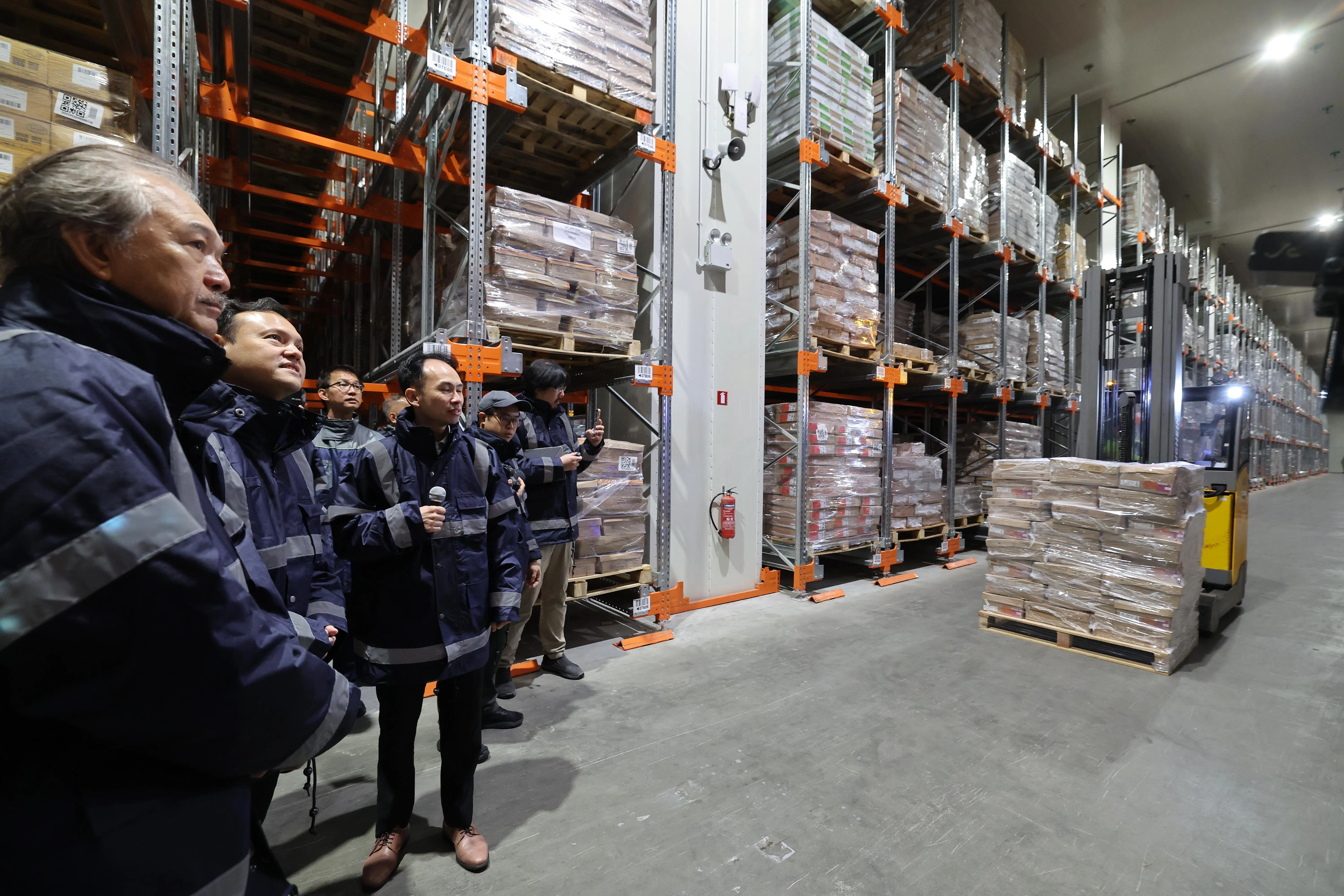 叶水福集团五楼的冷藏库获得清真认证，主要储存鸡肉等肉类食品，温度控制在约零下20摄氏度，入库前须穿上防冻衣。（唐家鸿摄）