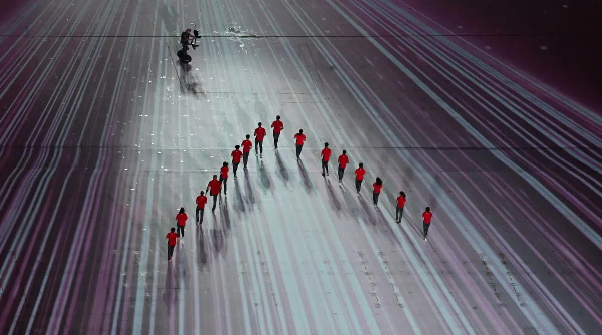 我国运动健儿迈着步伐往舞台最高处前进，他们有人刚从东京奥运回国，也有人即将参与来临的残奥会。他们在逆境中勇往直前的精神激励着大家，上台时受到观众的热烈掌声和欢呼。（唐家鸿摄）