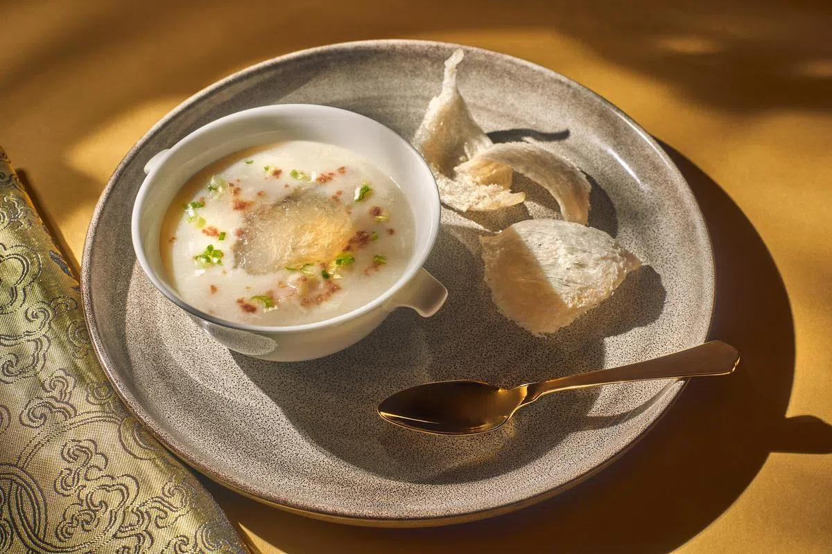 云腿鸡茸燕窝羹看似普通，实则蕴含丰富多元的质感（餐馆提供）。