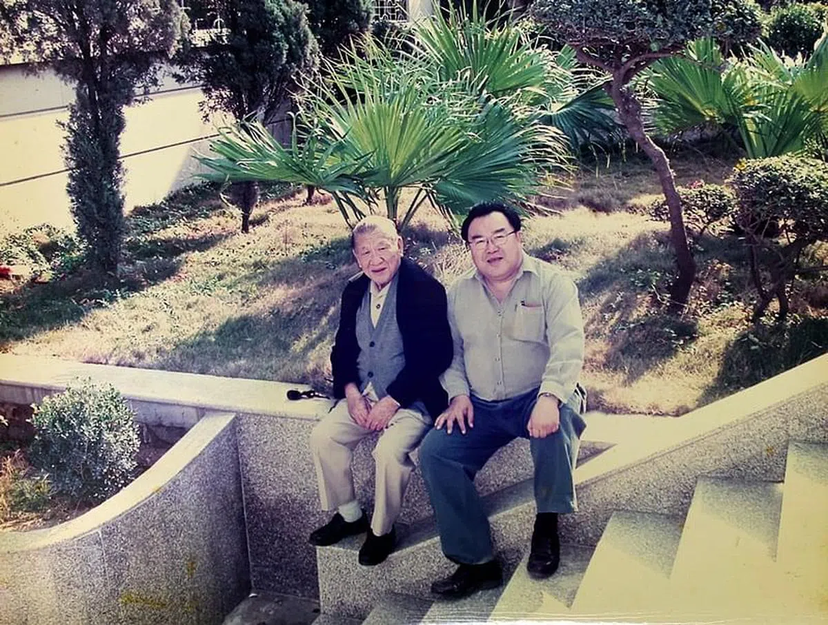 张克荣（右）与父亲张水荃。张水荃每次回乡，多会带家人同行；家乡若遇困难，必会慷慨援助。（图/受访者提供）