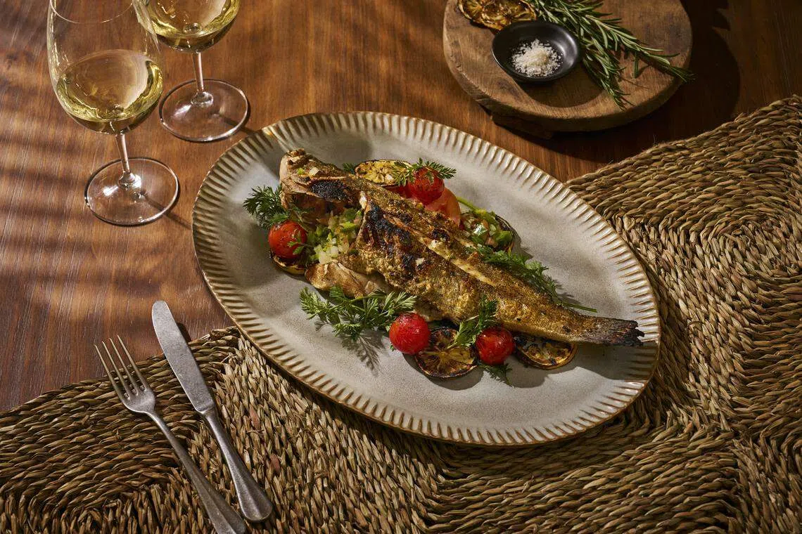 炭烤鱼配新鲜番茄莎莎酱Pico de Gallo、烤柠檬和烤青葱泥。（餐馆提供）