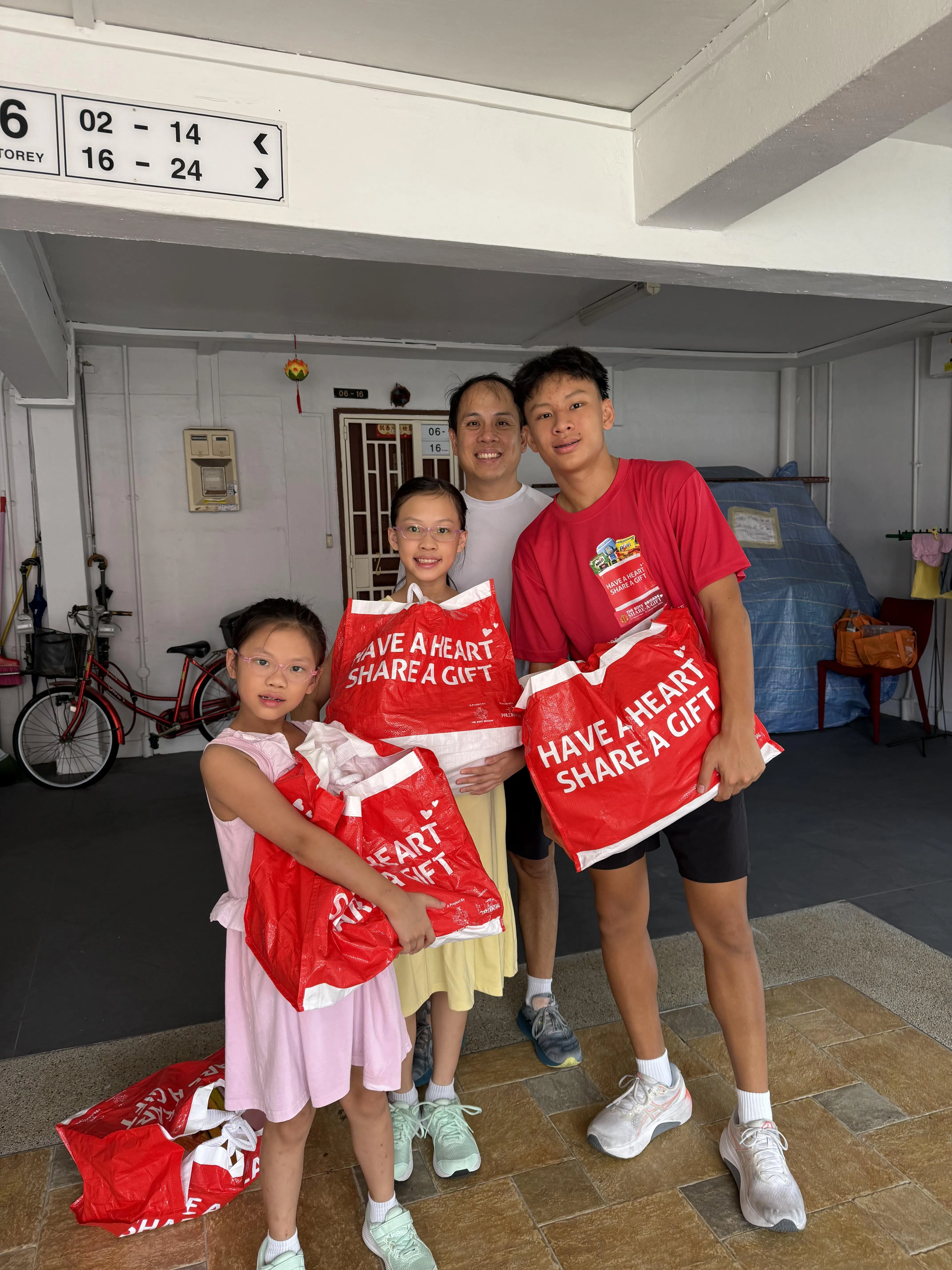 符知恩（左二）和家人一起参加少年旅爱心礼物活动（The Boys‘ Brigade Share-a-Gift），为低收入家庭送上食物。（受访者提供）