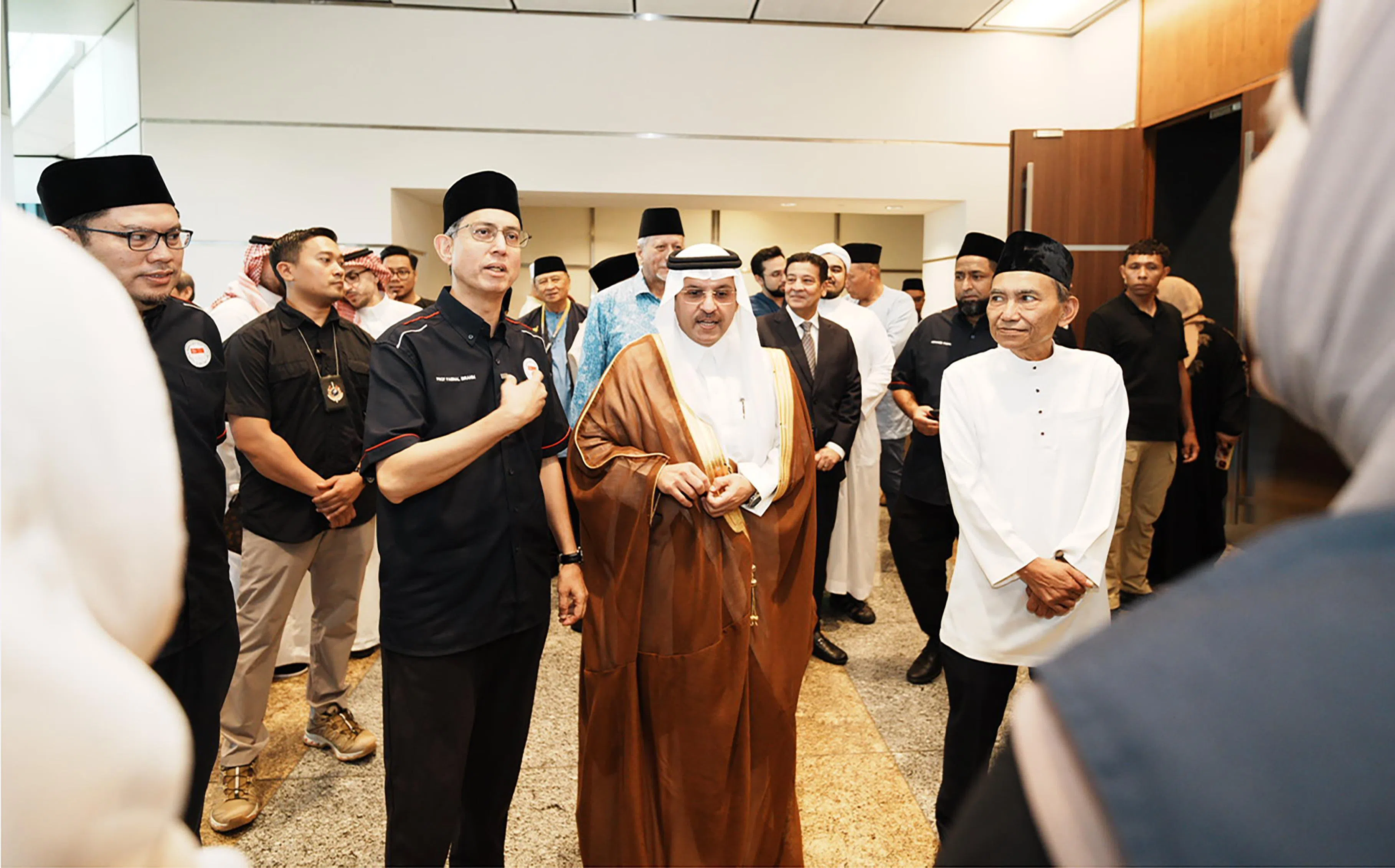 主管回教事务代部长费绍尔副教授（左）今年担任朝觐代表团团长。他星期六（4月25日）出席朝觐行前说明会，在场的还包括沙特阿拉伯驻新加坡大使莫哈默·阿杜拉（中，Mohammad Abdullah S. Al Ghamdi）和回理会主席萨阿特·阿都拉曼（右，Mohd Sa’at Bin Abdul Rahman）。（每日新闻）