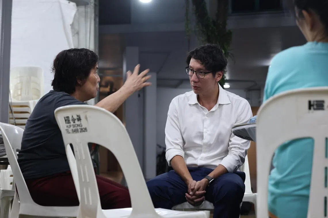 《联合早报》记者星期三晚上走访灵堂时，遗孀梁静云（图左）正在与前来慰问的荷兰—武吉知马集选区议员谢秉辉交谈。（陈渊庄摄）