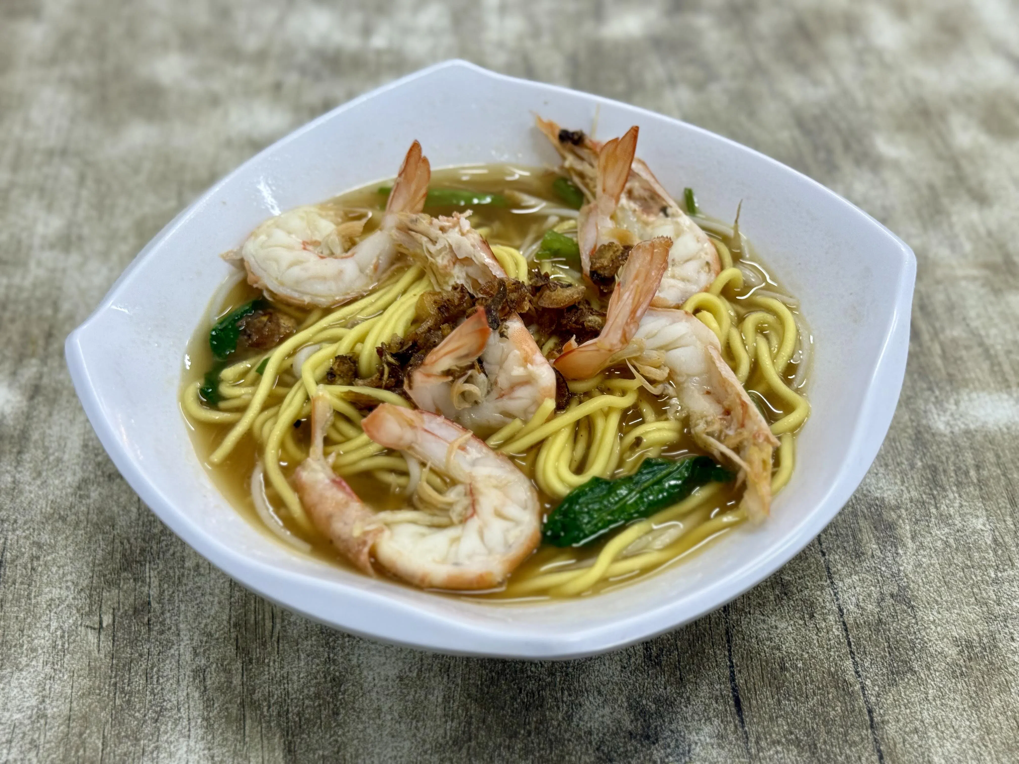 月兰亭大虾面，汤头鲜美，浓郁清甜。（叶晓虹摄）