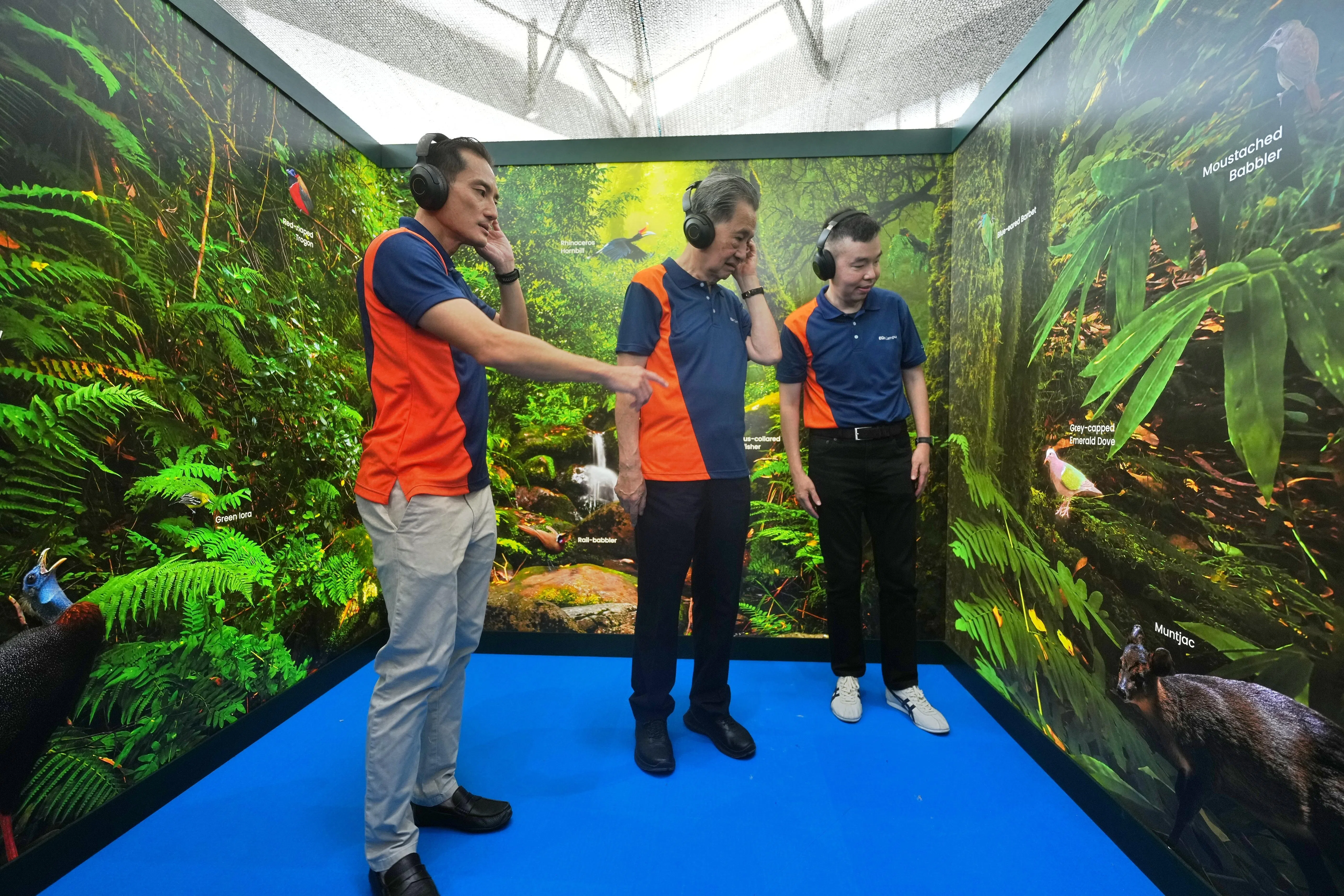 数码发展及新闻部兼保健卫生部高级政务部长陈杰豪（左起）、新保集团董事会主席郑维强，以及新保集团社区医院总裁兼东区综合医院代理总裁颜伟豪副教授，星期六在勿洛举办的东区综合医院园区健康大会上，率先体验院方与万态集团Mandai X合作打造融合实体与数码体验的疗愈空间。（谢智扬摄）