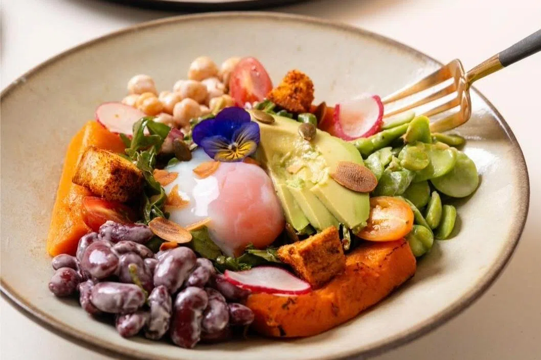 蜂蜜烤南瓜沙拉食材丰富，色彩亮丽，让人胃口大开。（餐馆提供）