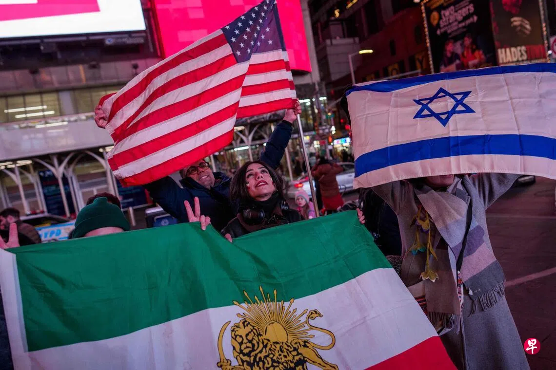 3��2�գ���ŦԼʱ���㳡���еġ��������ɡ������ϣ����ǻ��������ʸ���ǰ�Ĺ��졢�����������ɫ�й��졣 �������磩