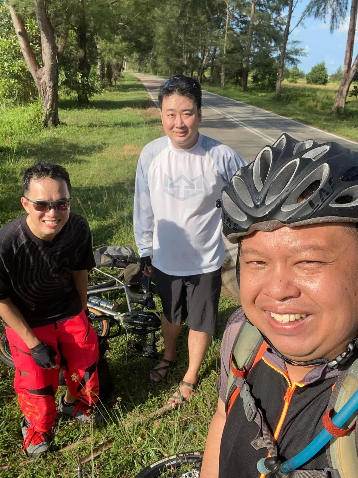 林伟立（右一）喜欢与朋友到邻国骑脚车、打高尔夫球，也很享受自由自在自驾的过程。（图/受访者提供）