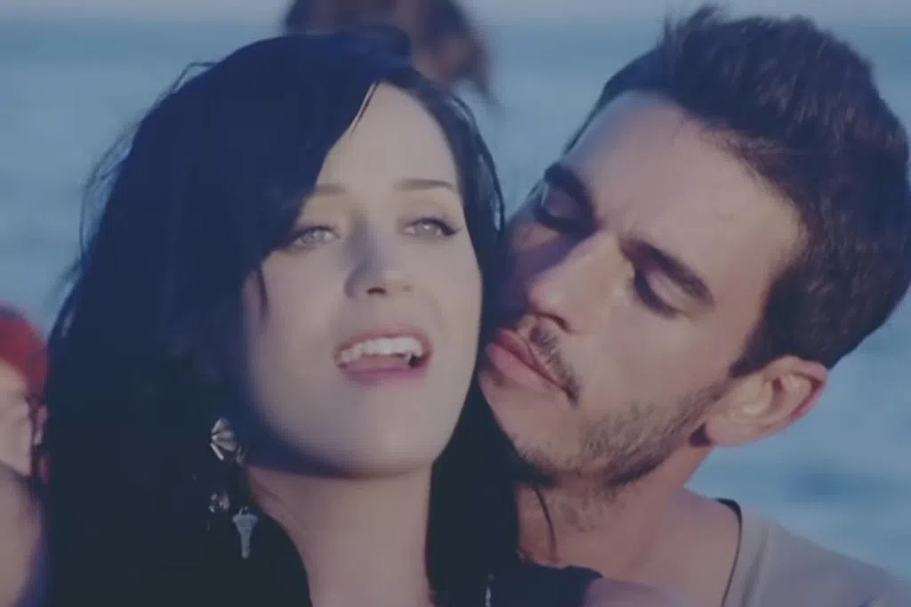 Katy Perry再卷性骚风波 男星指控被强制露私处